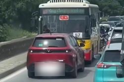 Ô tô 'vượt ẩu' đối đầu xe buýt ở Hà Nội, tài xế nhận cái kết bất ngờ