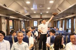 Đường sắt mở 'Đoàn tàu Bạch Mai' đưa đón y, bác sĩ giữa Hà Nội và Ninh Bình