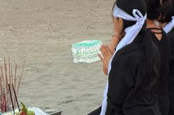 Tìm thấy thi thể bé trai 13 tuổi nghi lao ra cứu bố gặp nạn trên biển