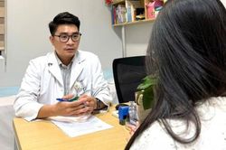 Bé gái 17 tuổi nhịn ăn sáng dành tiền tự đi khám tâm lý: 'Bố mẹ cháu không quan tâm đâu'