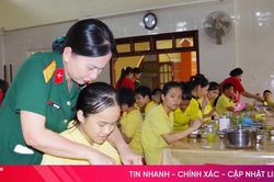 Những 'người mẹ khoác áo lính' mang yêu thương đến với trẻ em bất hạnh