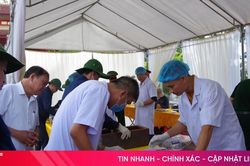Lấy mẫu xác định danh tính hài cốt liệt sĩ tại nghĩa trang liệt sĩ ở Toàn Lưu