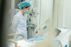 Người đàn ông 48 tuổi nguy kịch sau bữa ăn có cá ngừ