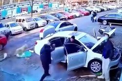 Cửa kính từ tầng 4 bất ngờ rơi xuống, người đàn ông thoát nạn trong tích tắc