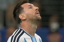 Messi đá hỏng phạt đền, ôm mặt đầy tiếc nuối