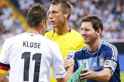 Huyền thoại Klose nói cực hay về Messi: 'Tôi phải ngả mũ'