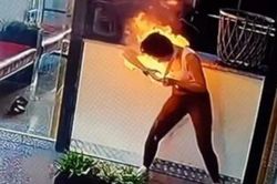 Pin dự phòng phát nổ trong túi xách, ngọn lửa bùng lên sát mặt cô gái