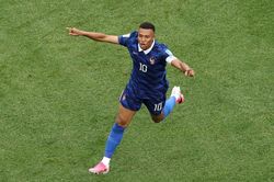 Mbappe áp sát Messi ở World Cup 2026