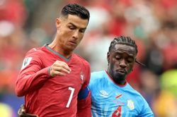 Ronaldo chịu áp lực lớn sau khi Messi đi vào lịch sử World Cup