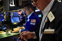Cổ phiếu công nghệ kéo S&P 500 tụt điểm, giá dầu trượt mạnh sau động thái của Mỹ