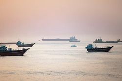 Hơn 400 con tàu đang chờ đi qua eo biển Hormuz