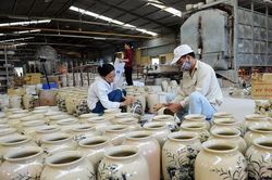 Sửa Luật hỗ trợ doanh nghiệp nhỏ v&agrave; vừa: Từ 'th&ecirc;u hoa tr&ecirc;n gấm' sang 'đưa than trong tuyết'