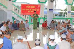Đưa pháp luật gần hơn với đồng bào Chăm