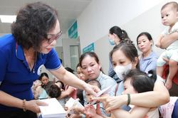 Đà Nẵng trao gần 100 suất quà cho các bệnh nhi khó khăn