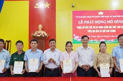 C&aacute;n bộ, đảng vi&ecirc;n x&atilde; Quế Sơn Trung nhận đỡ đầu 47 học sinh c&oacute; ho&agrave;n cảnh đặc biệt kh&oacute; khăn