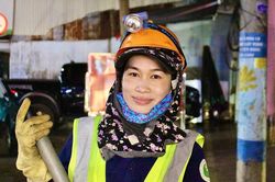 Nữ c&ocirc;ng nh&acirc;n m&ocirc;i trường ba lần trả lại t&agrave;i sản cho người đ&aacute;nh rơi