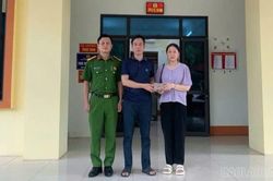Công an phường Cam Đường trao trả tài sản bị đánh rơi cho người dân
