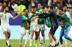 Jordan đ&aacute;nh rơi chiến thắng trước m&agrave;n ngược d&ograve;ng của Algeria