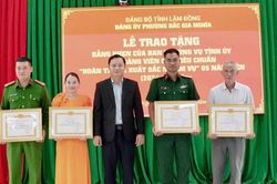 Những đảng vi&ecirc;n tỏa s&aacute;ng từ việc l&agrave;m b&igrave;nh dị