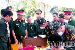 Lấy mẫu h&agrave;i cốt liệt sĩ tại Nghĩa trang liệt sĩ Thanh V&acirc;n, x&atilde; Thanh Ba