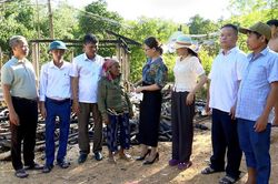 Kịp thời thăm hỏi, hỗ trợ gia đình bị hỏa hoạn tại thôn Chân Rò