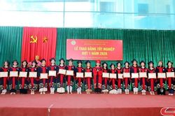 Trao bằng tốt nghiệp đợt 1 năm 2026 cho sinh viên ngành y