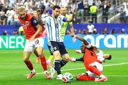 Kết quả Argentina vs Áo: Messi giúp nhà vô địch giành vé đi tiếp