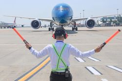 Nghề signalman trước mũi tàu bay