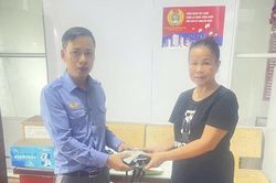 Tổ tàu SE3 trao trả tài sản và giấy tờ cho hành khách bỏ quên trên tàu