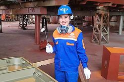 Những 'bóng hồng' trên triền tàu thép