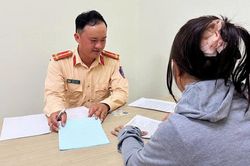 Hà Tĩnh: Phạt nữ tài xế để trẻ nhỏ thò đầu qua cửa sổ trời ô tô đang chạy