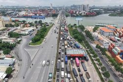 Ùn tắc kéo dài từ ngã tư Vũng Tàu qua cầu Đồng Nai về ngã ba Tân Vạn