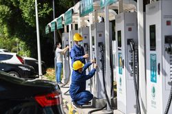 Cuộc đổ bộ của xe điện Trung Quốc làm lộ điểm nghẽn hạ tầng