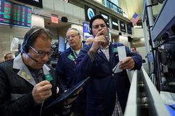 Nasdaq lao dốc, Dow Jones ngược d&ograve;ng tăng điểm