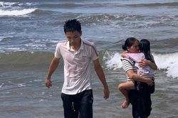 Nam sinh dũng cảm lao ra biển cứu em nhỏ bị đuối nước