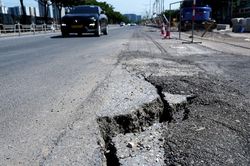 Hà Nội hoàn trả mặt đường, nhiều nơi gồ ghề nham nhở