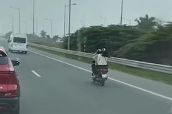 Vẫn c&ograve;n nhiều xe m&aacute;y đi v&agrave;o đường cao tốc Bắc Nam