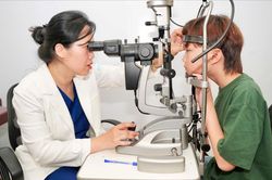 Kh&aacute;m mắt định kỳ gi&uacute;p ph&aacute;t hiện sớm cận thị ở trẻ