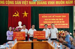 Phó Bí thư Thường trực Tỉnh ủy, Trưởng Đoàn ĐBQH tỉnh Bế Thanh Tịnh làm việc tại xã Hưng Đạo