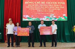 Phó Bí thư Thường trực Tỉnh ủy, Trưởng Đoàn ĐBQH tỉnh Bế Thanh Tịnh làm việc tại xã Huy Giáp và Ca Thành