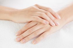 Muốn trẻ lâu đừng quên dưỡng da tay mềm mịn, trắng hồng với những mẹo này