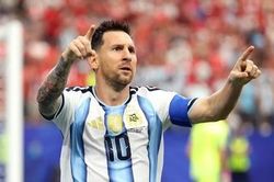 Lionel Messi x&ocirc; đổ h&agrave;ng loạt kỷ lục, trở th&agrave;nh ch&acirc;n s&uacute;t vĩ đại nhất lịch sử World Cup
