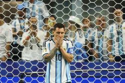 Messi nhảy ch&acirc;n s&aacute;o đ&aacute; phạt đền ra ngo&agrave;i, lập kỷ lục kh&ocirc;ng mong muốn