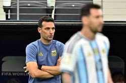 HLV Argentina: 'Khen Messi mãi cũng mệt'