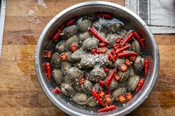 Cách làm sạch nghêu để không còn ngậm cát