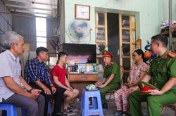 Quản l&yacute;, theo d&otilde;i người bị cấm đi khỏi nơi cư tr&uacute;