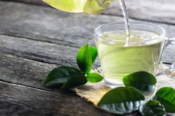 Nên uống trà xanh tươi hay khô để giảm cân?