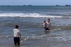Nam sinh ở Quảng Trị lao ra biển cứu b&eacute; g&aacute;i bị s&oacute;ng cuốn