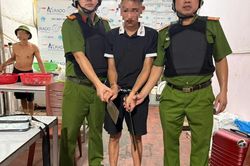 Mâu thuẫn tại quán cơm, nam thanh niên 18 tuổi lấy 2 con dao đe dọa người khác