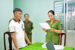 Đến tiệm sửa xe 'nói chuyện', bất ngờ rút lưỡi hái chém người